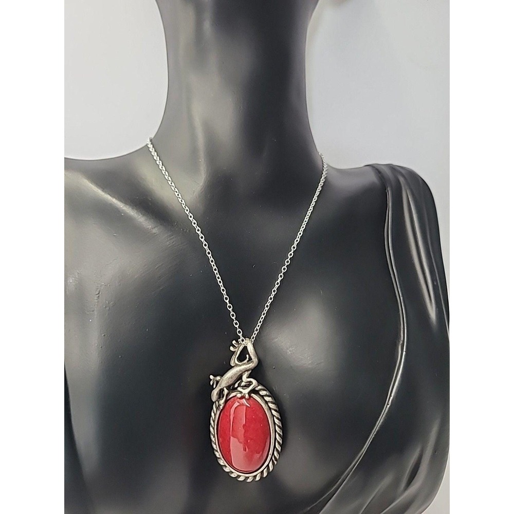 Vintage Southwest Style Red Cabochon Lizard Gecko Pendant Necklace Silver Tone